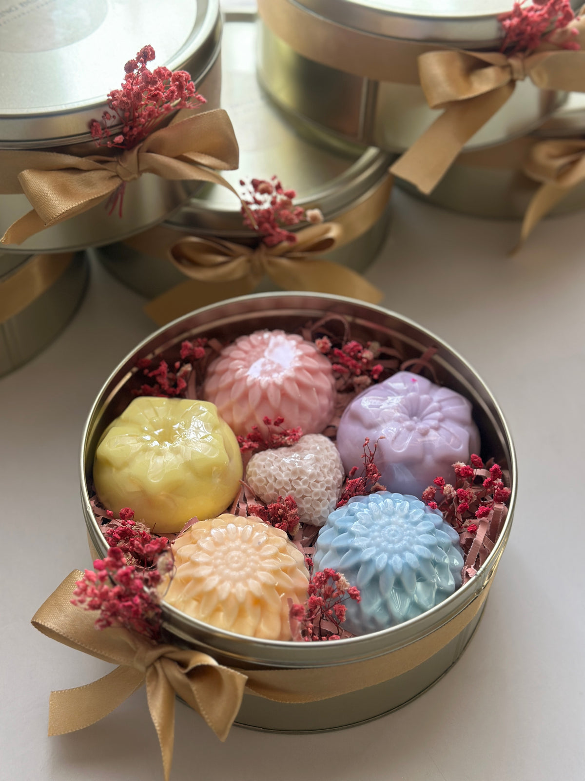 Soap tin -Tin box containing 5 flower soaps and 1 mini heart soap