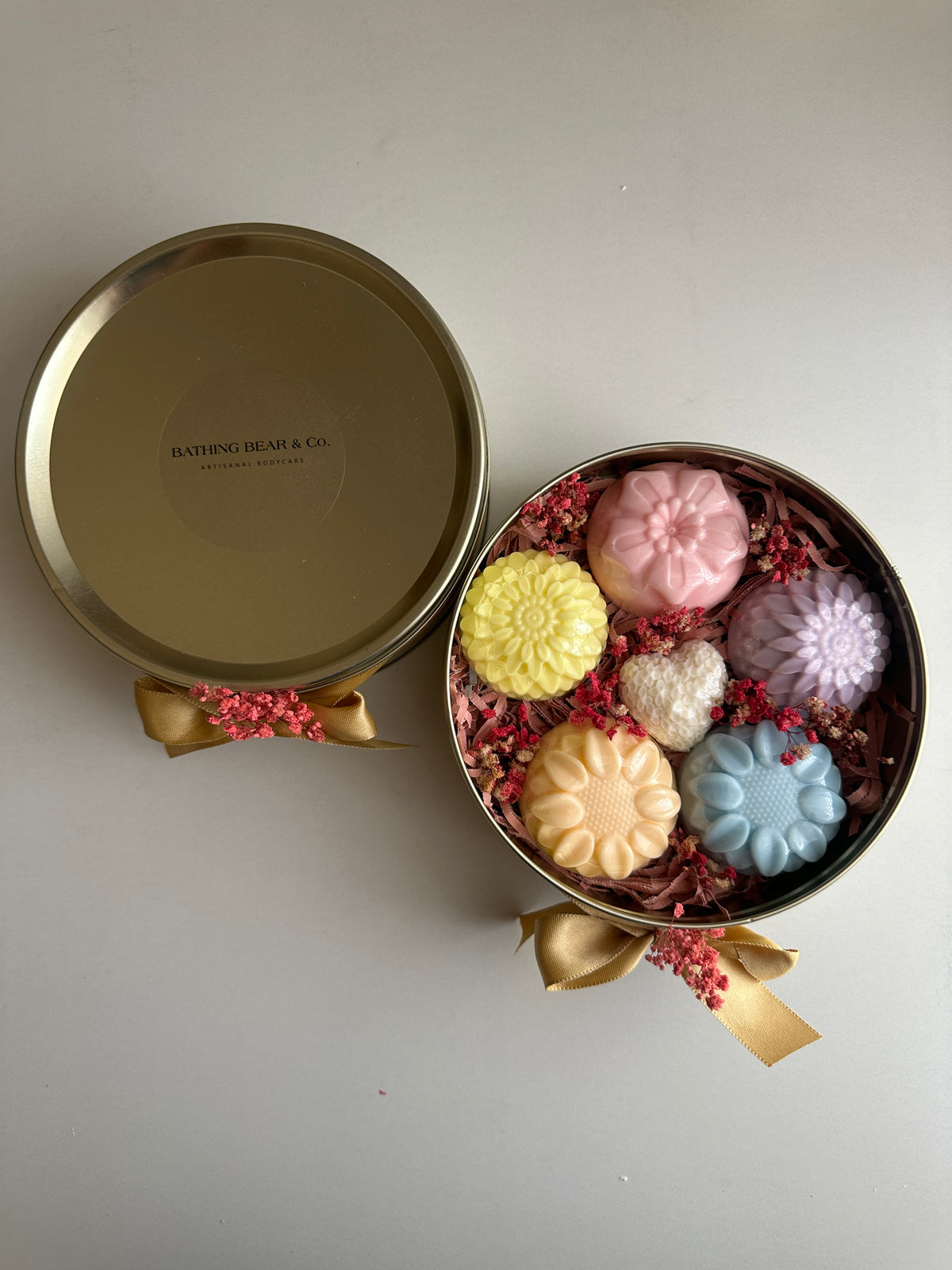 Soap tin -Tin box containing 5 flower soaps and 1 mini heart soap