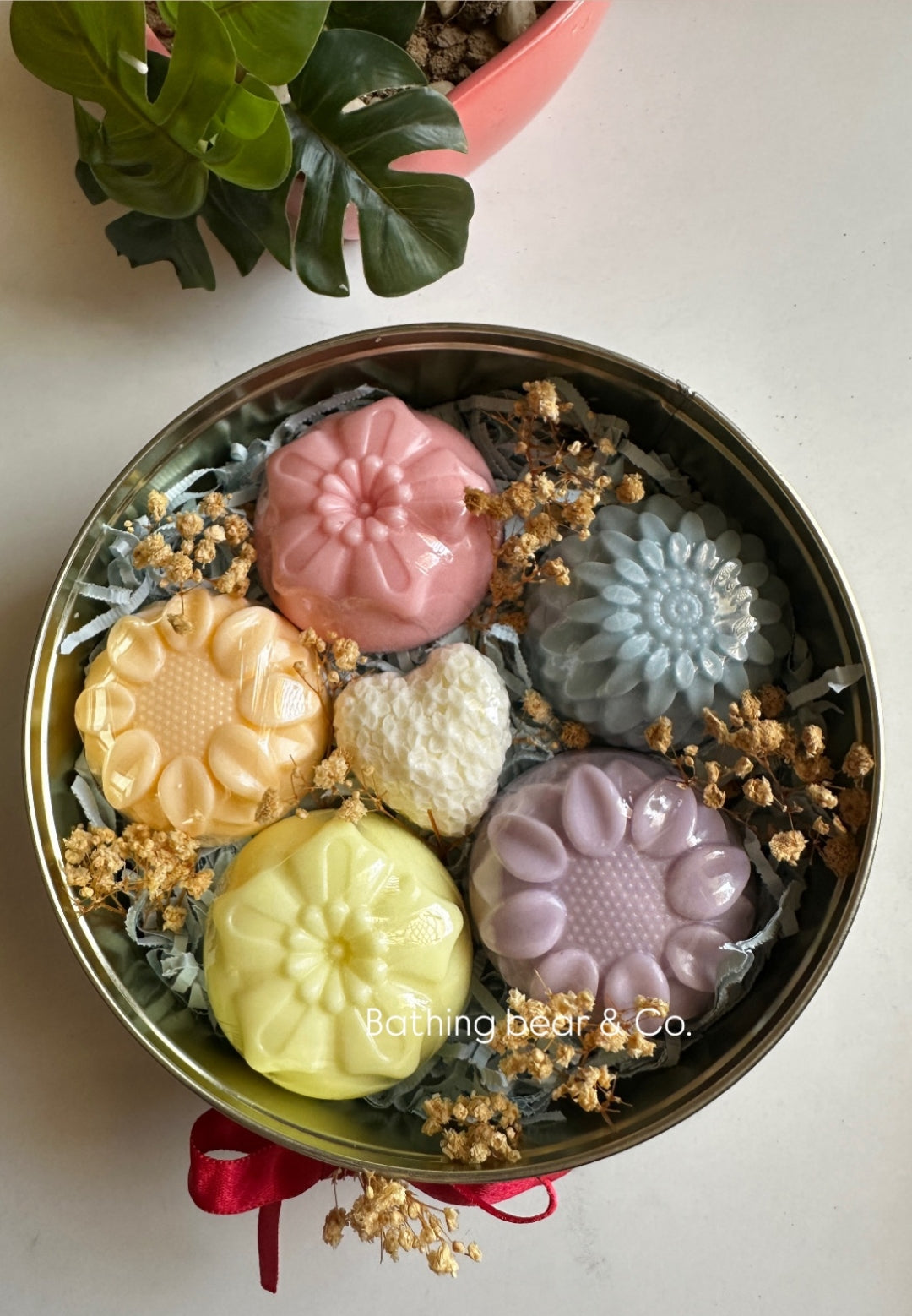 Soap tin -Tin box containing 5 flower soaps and 1 mini heart soap